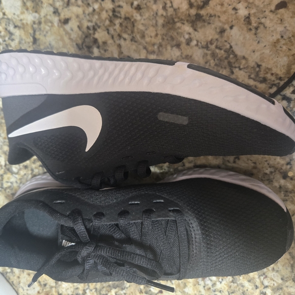 Nike Black and White Sneakers - Picture 1 of 4